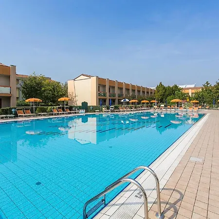Pleasant In Carole With Shared Pool Ferienhaus