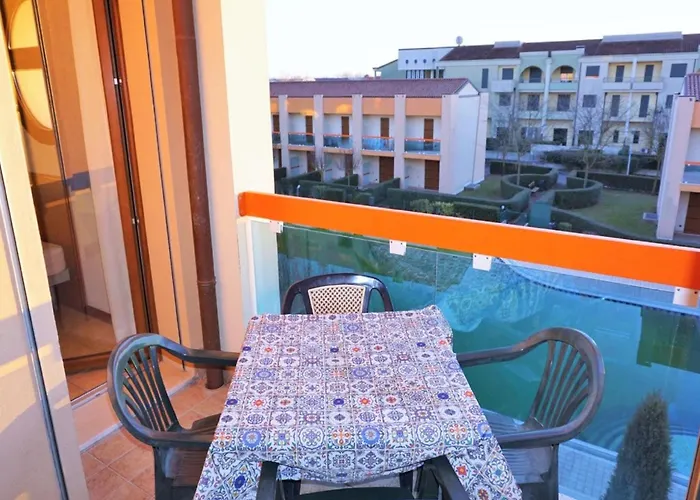 Vakantiehuis Pleasant In Carole With Shared Pool *