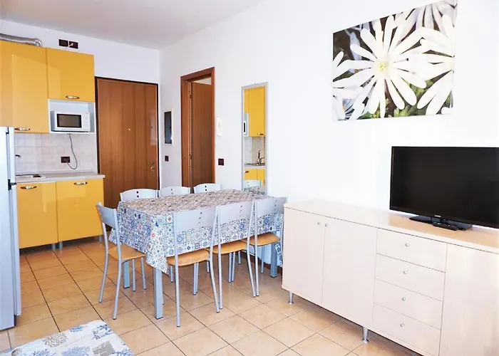 Vakantiehuis Pleasant In Carole With Shared Pool *