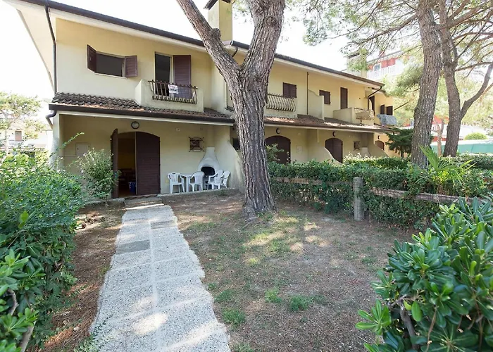 Pleasant In Carole With Shared Pool Vakantiehuis *