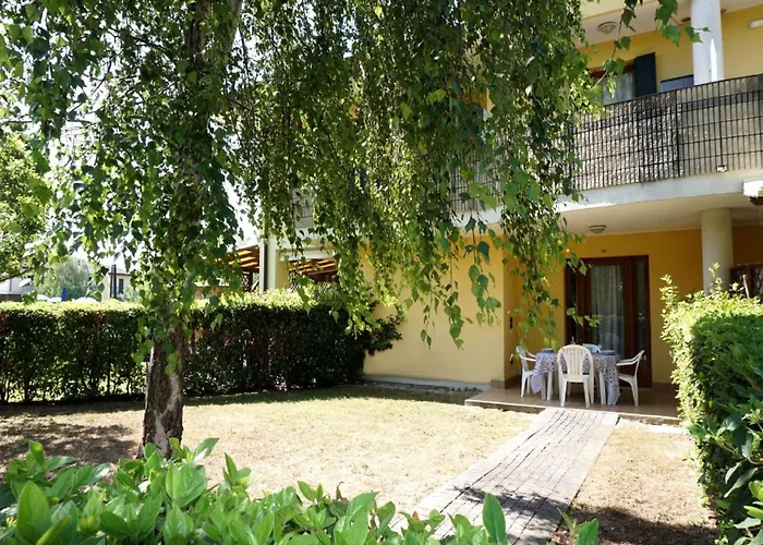 Vakantiehuis Pleasant In Carole With Shared Pool *