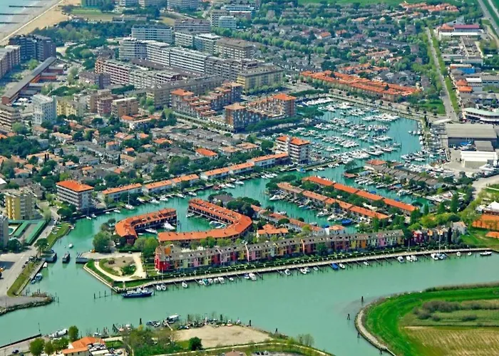 Pleasant In Carole With Shared Pool Vakantiehuis
