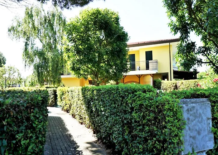 Vakantiehuis Pleasant In Carole With Shared Pool *