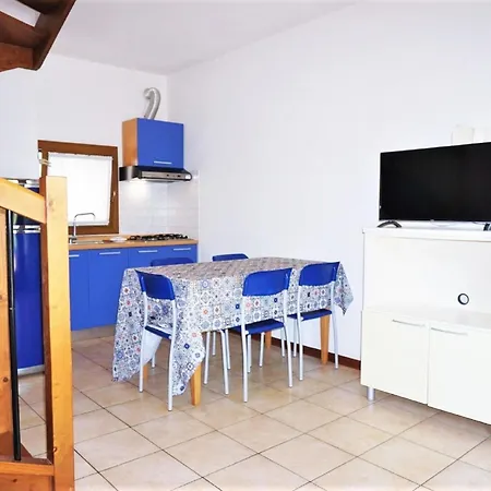 Pleasant In Carole With Shared Pool